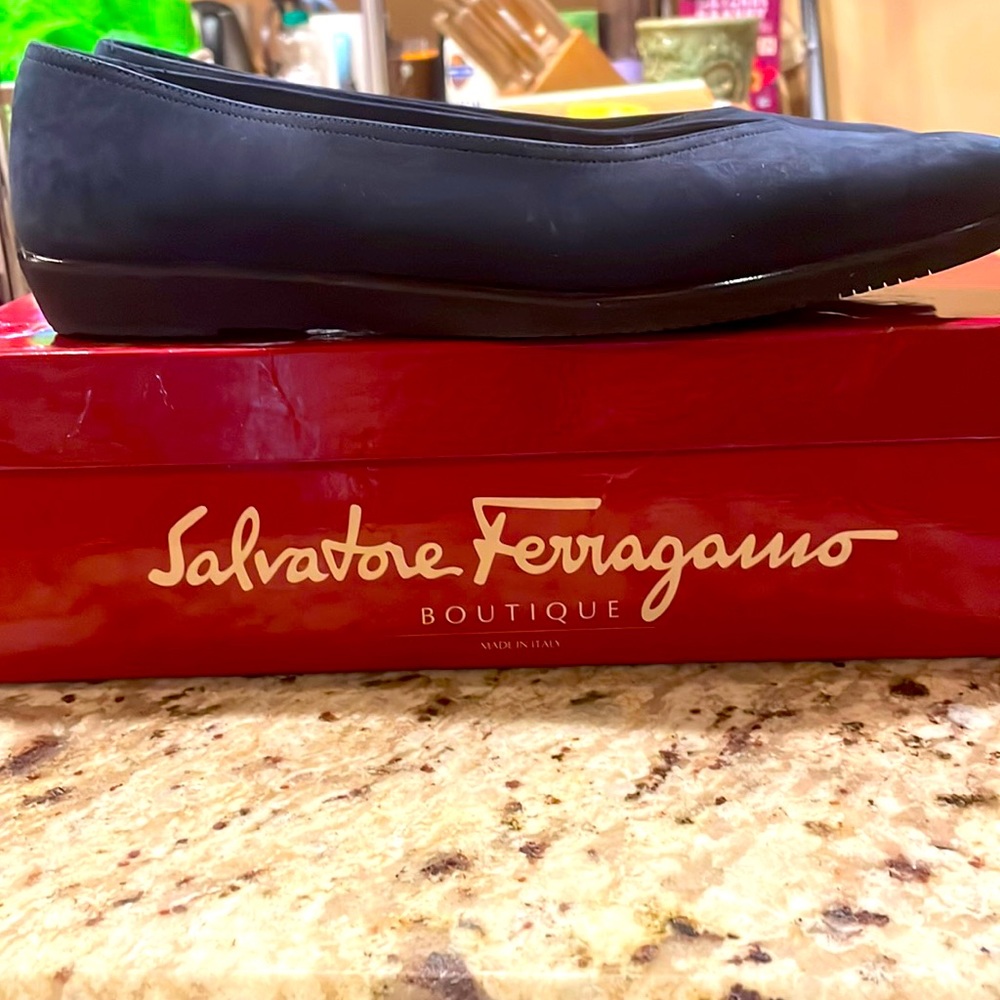 Vintage Salavatore Ferragamo Navy Leather shoes. Size 9.5. With original box.